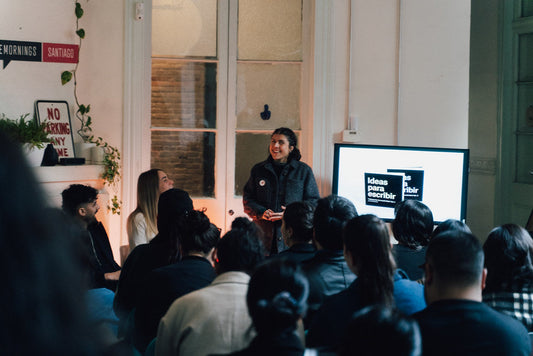 Tamara Bastías presentando Ideas para escribir frente a los asistentes de Creative Mornings en Casa Román.